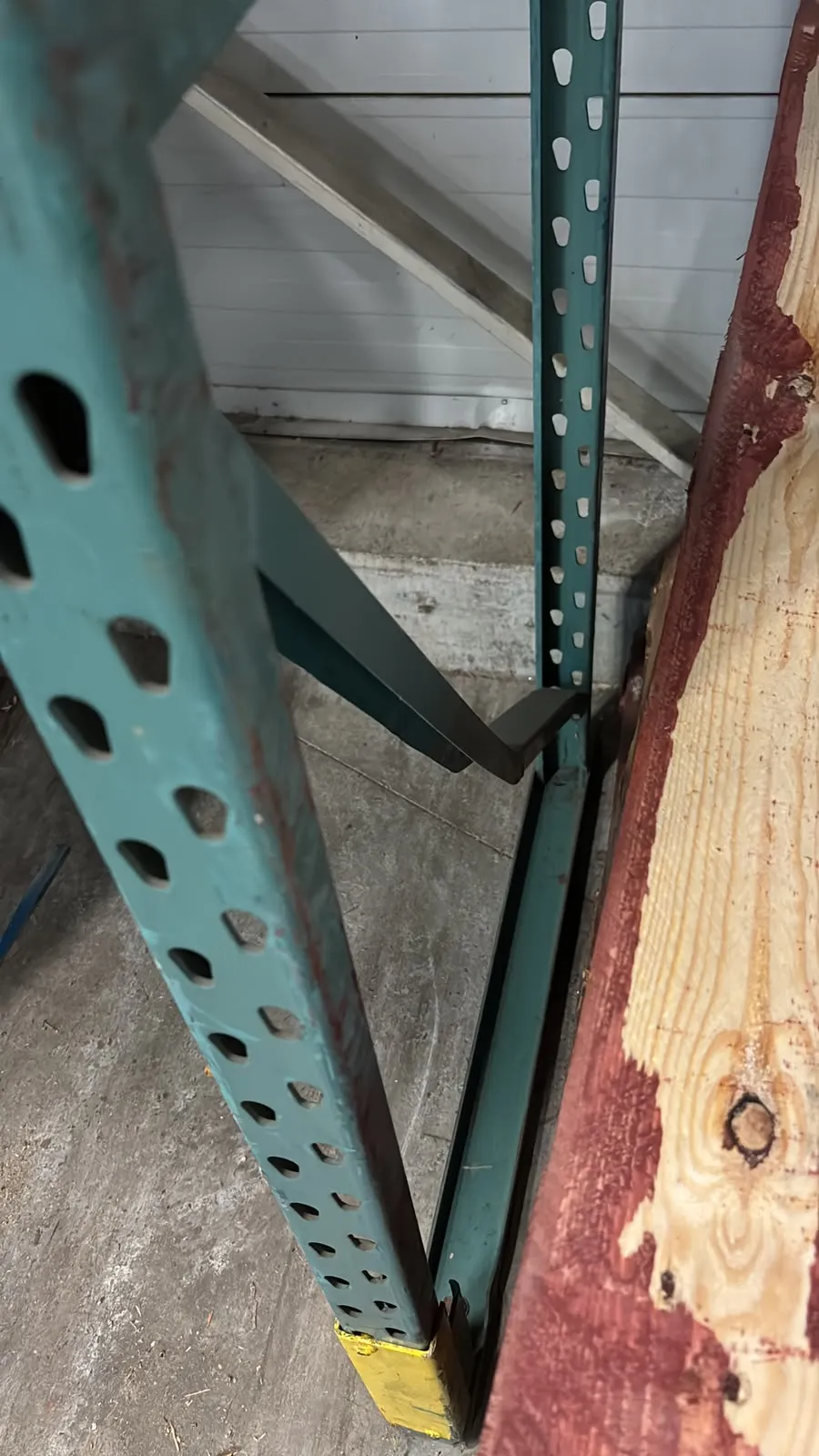 Stellingframe met diagonaalschoren en voetplaat van een palletstelling