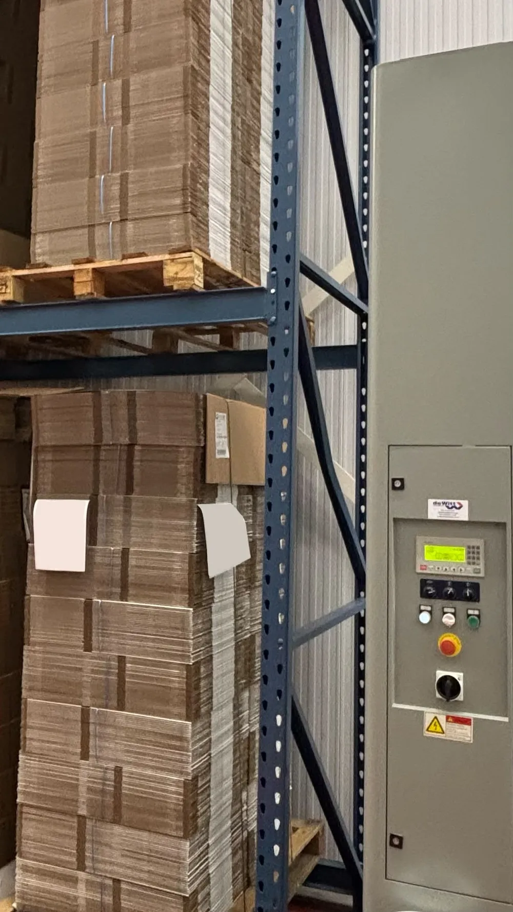 Blauwe palletstelling met kartonnen pallets en belastingborden in een magazijn