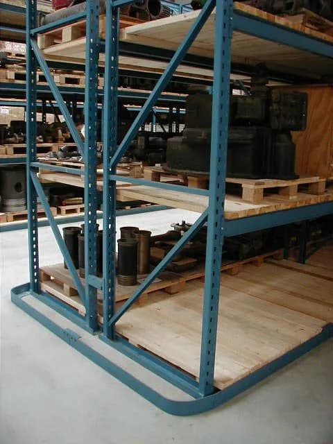 Palletstelling met houten legborden en zware onderdelen, op een verrijdbaar onderstel